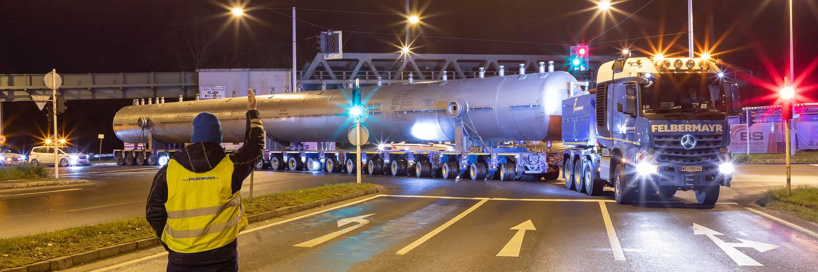 © Felbermayr/Lackner Strassentransport eines großen Behälters mit Felbermayr-Zugmaschine