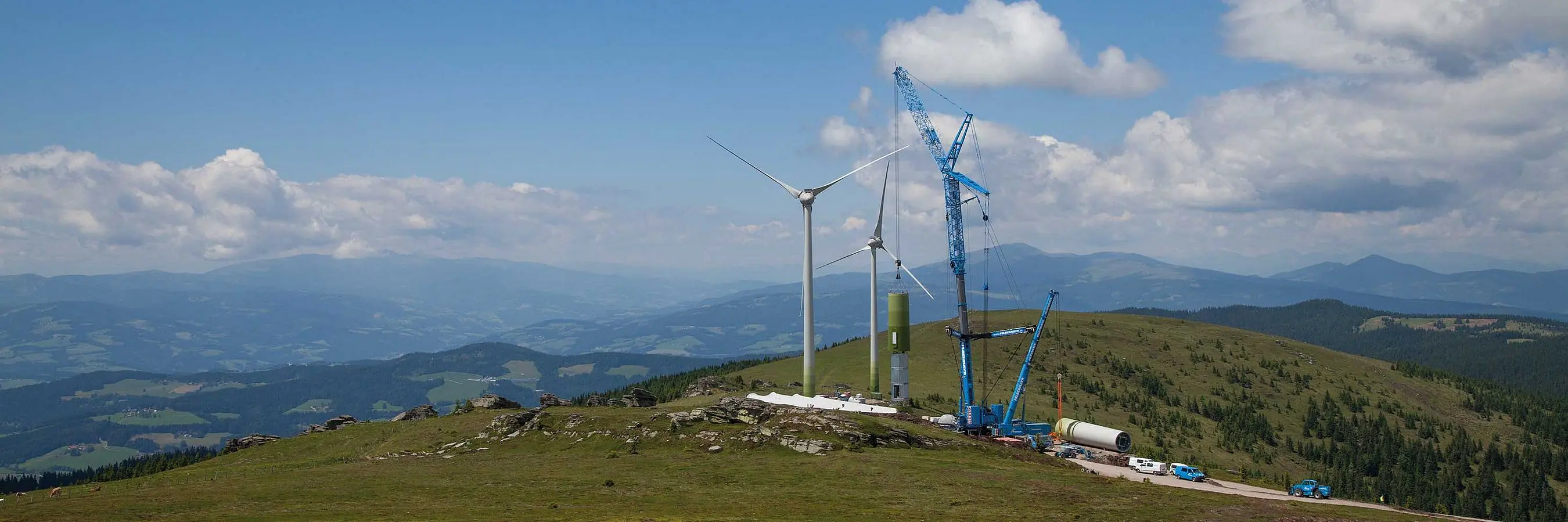 © Felbermayr/Lackner Felbermayr Raupenkran beim Aufstellen eines Windparks vor einer Bergkulisse