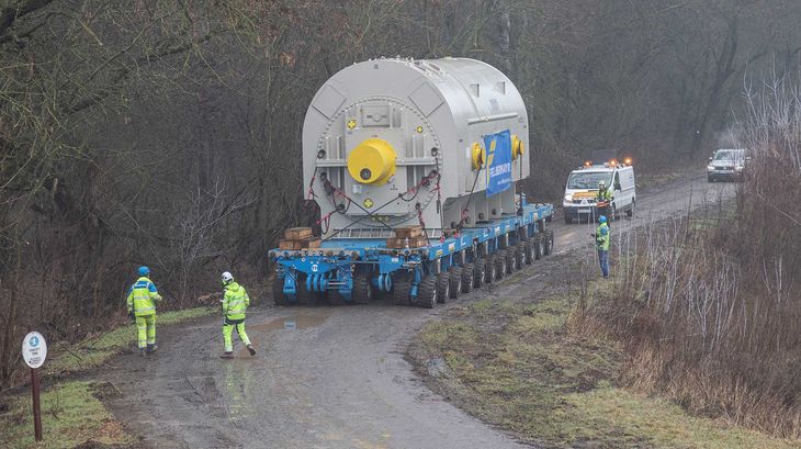 © András Varga Über die RoRo-Rampe rollte der SPMT mit dem Generator aus dem Schiff aus.