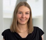 Portraitfoto der Lehrlingsbeauftragten Martina Eferdinger mit schwarzem T-Shirt