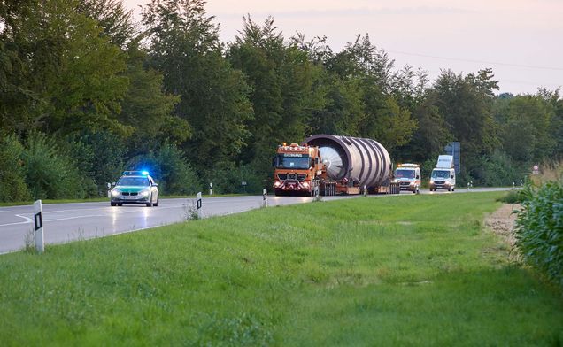 Slide Schwertransport mit Hubhebelkesselbrücke im Einsatz