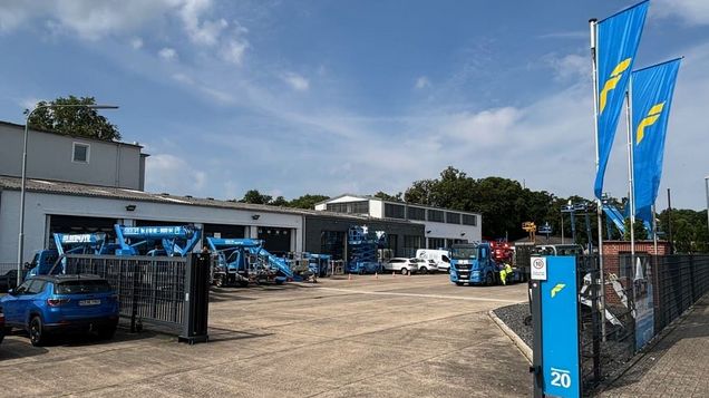 Der Standort mit einer Einfahrt und einem Park für Arbeitsbühnen in der Siemensstraße 20 in Giesen/Ahrbergen.