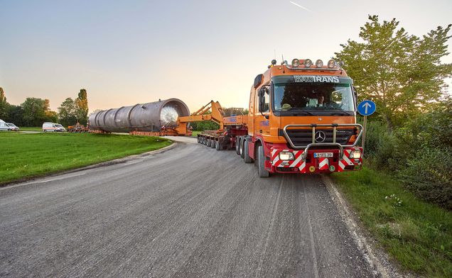 Slide Schwertransport mit Hubhebelkesselbrücke im Einsatz