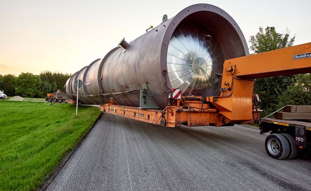 Slide Schwertransport mit Hubhebelkesselbrücke im Einsatz