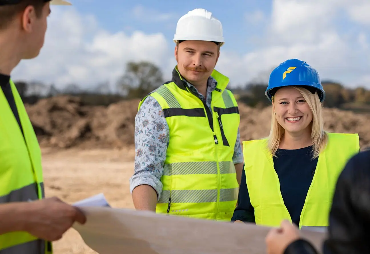 Drei Mitarbeiter des Felbermayr-Bau mit Warnweste