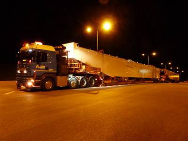 Slide Schwertransport von Portalkranteilen auf Straße