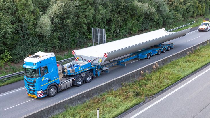 Schwertransport von Bauteil für Windkraftanlage