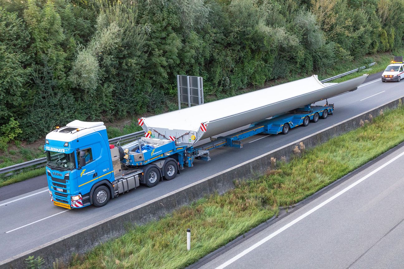 Schwertransport von Bauteil für Windkraftanlage