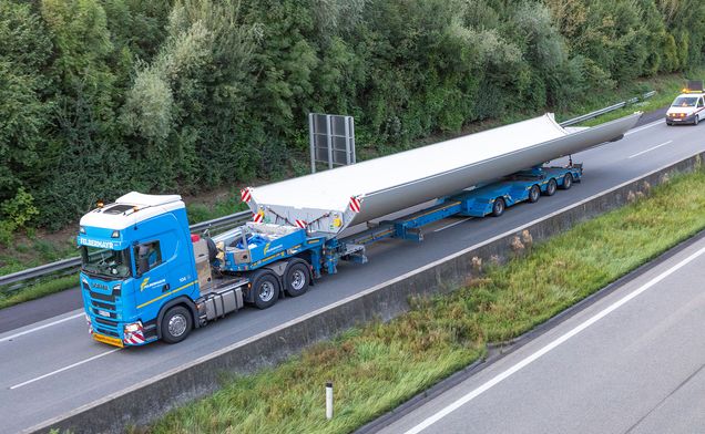 Slide Schwertransport von Bauteil für Windkraftanlage