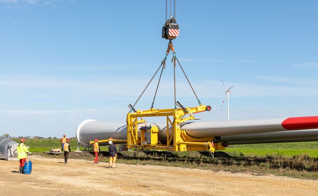 Slide Das Anheben eines Rotorblatts für eine Windkraftanlage.