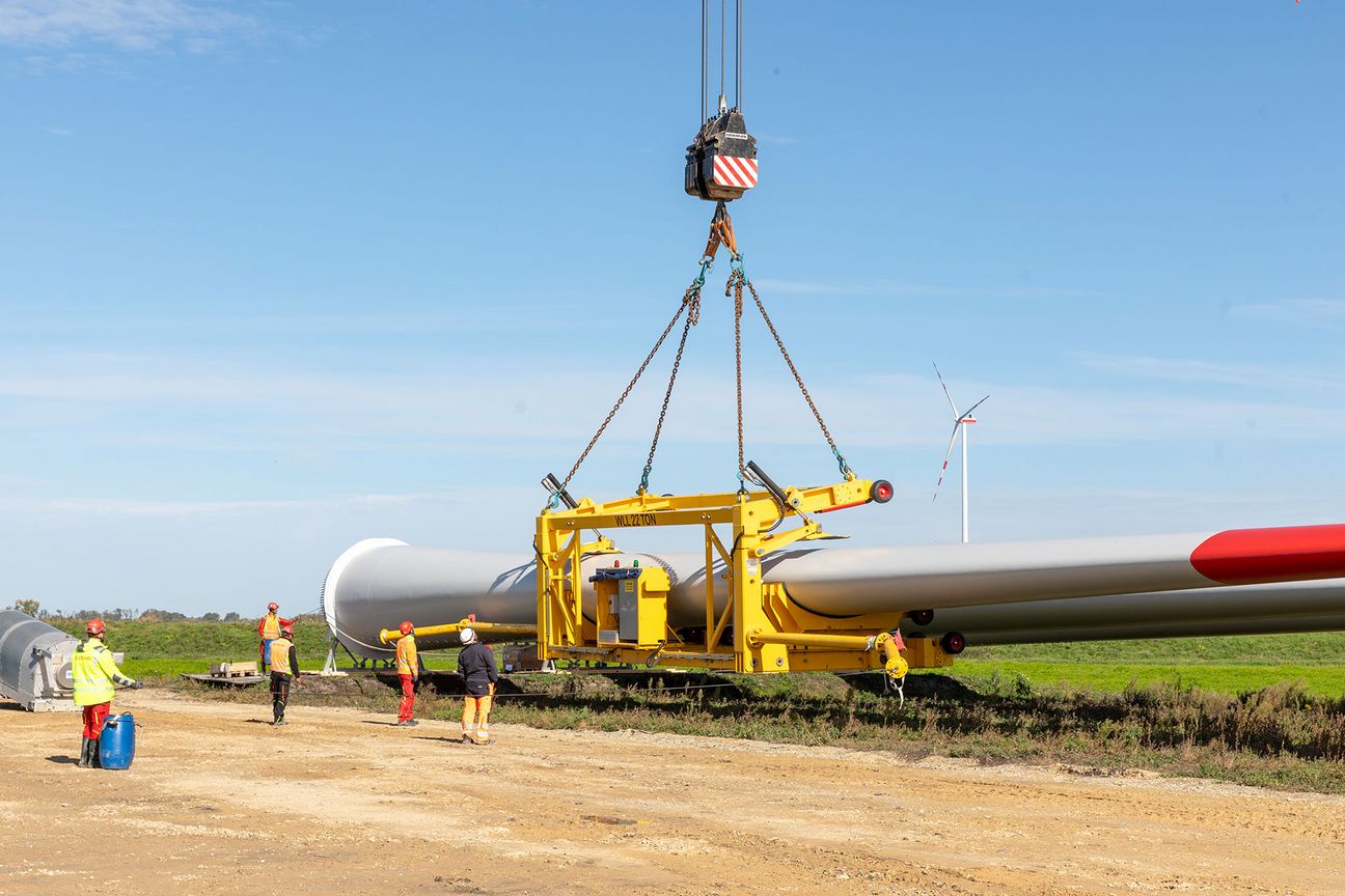 Das Anheben eines Rotorblatts für eine Windkraftanlage.