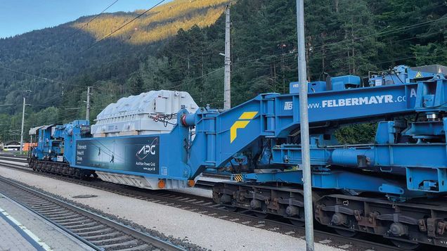 Transformator wird auf Schiene transportiert