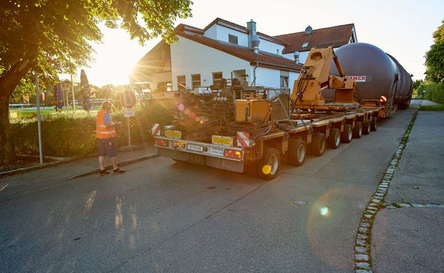 Slide Schwertransport mit Hubhebelkesselbrücke im Einsatz