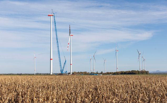 Slide Felbermayr Raupenkran bei Montagearbeiten in einem Windpark