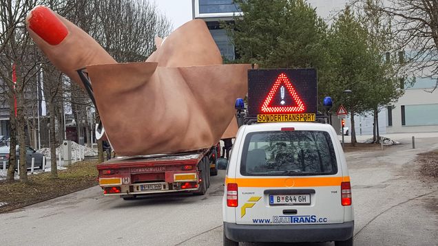 Slide Ungewöhnlicher Schwertransport für Festspielhaus auf Straße