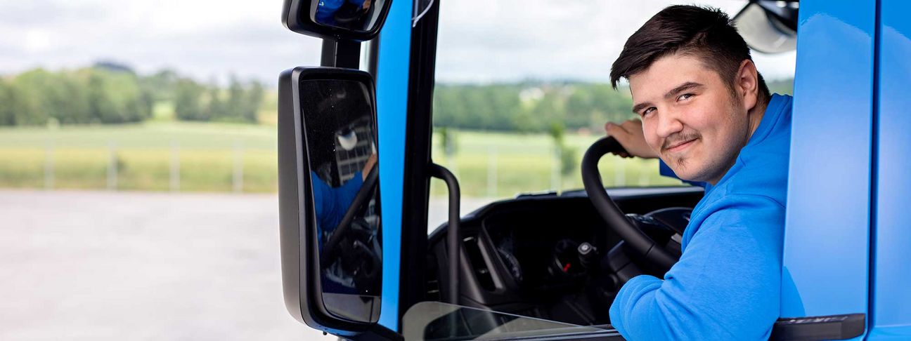 Lehre als Kraftfahrer: ein Lehrling sieht aus dem Fenster eines LKW