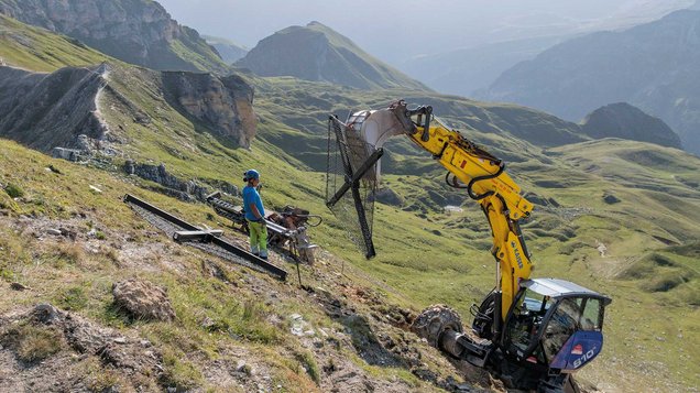 The assembled screen elements consist of a flexible steel structure with a floor area of 2.00 by 2.50 meters.