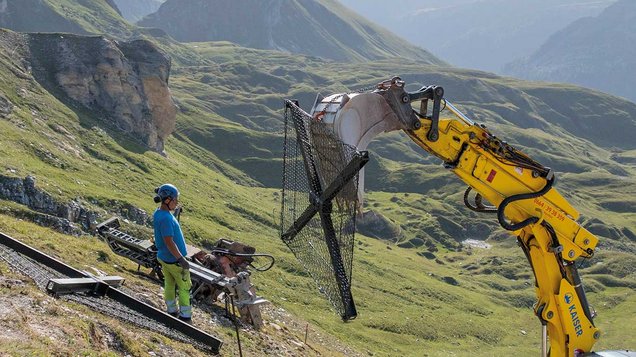 Die montierten Schirmelemente bestehen  aus einer flexiblen Stahlkonstruktion mit einer Grundfläche von 2,00  mal 2,50 Metern.