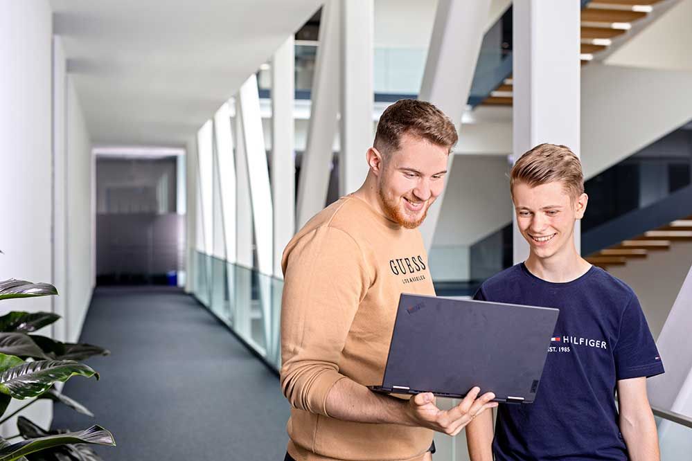 Lehre als IT Techniker – Systemtechnik bei Felbermayr. 2 Lehrlinge begegnen sich.