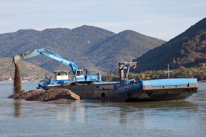 Schubschiff bei Nassbaggerungen auf der Donau