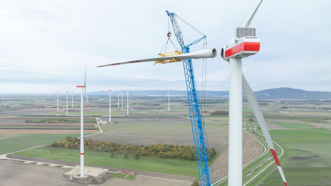 Das Anbringen eines Rotorblatts an einer Windkraftanlage