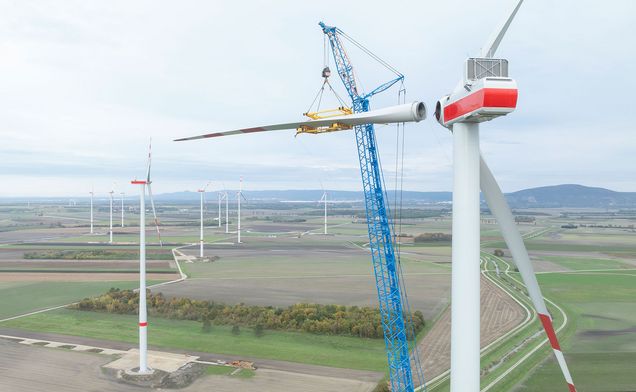 Slide Das Anbringen eines Rotorblatts an einer Windkraftanlage