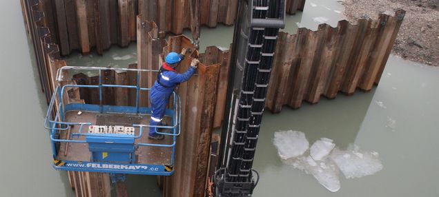 Slide Rammtechnikarbeiten zur Errichtung eines Hafentores