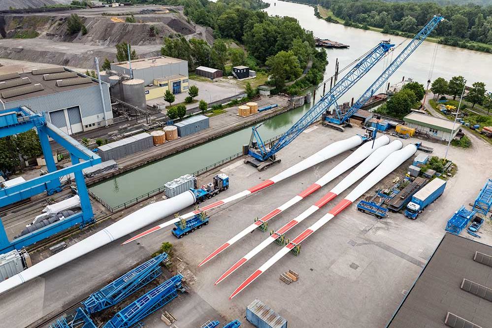 Eine Baustelle von Felbermayr auf der ein Windrad gebaut wird