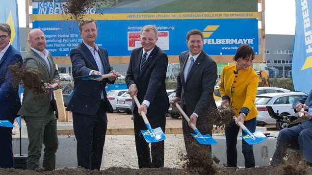 Gruppenfoto vom Spatenstich mit Gästen aus der Politik