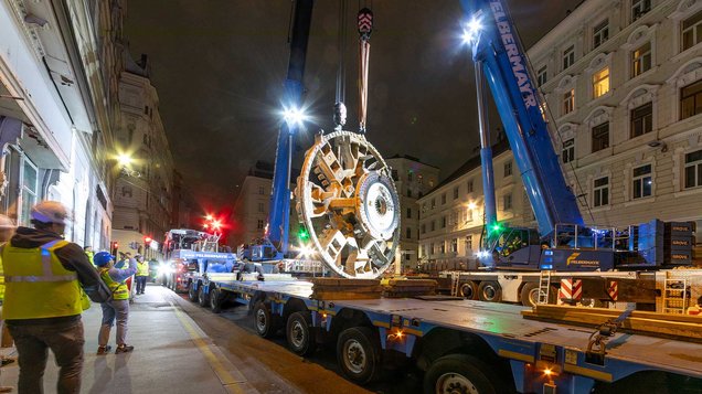 Transportul pe timp de noapte al maşinii de găurit tuneluri prin Viena