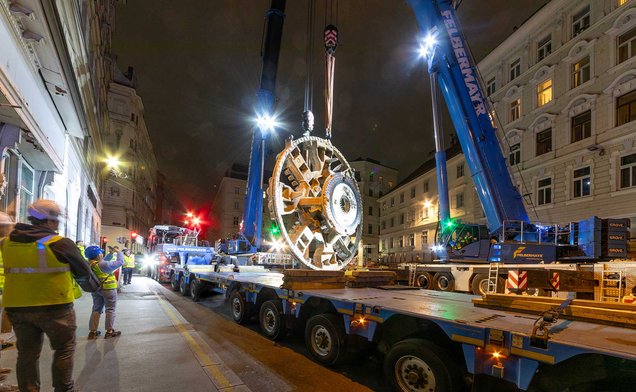 Slide Transportul pe timp de noapte al maşinii de găurit tuneluri prin Viena