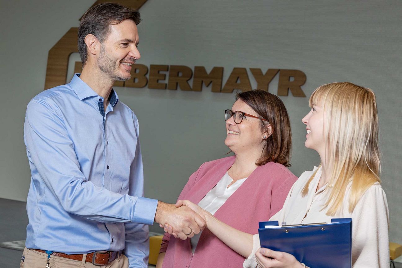 Zwei Felbermayr-Recruiterinnen verabschieden sich nach dem Bewerbungsgespräch beim Bewerber. 