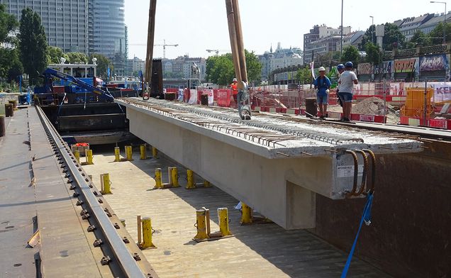 Slide Betonträger werden vom Schiff gehoben