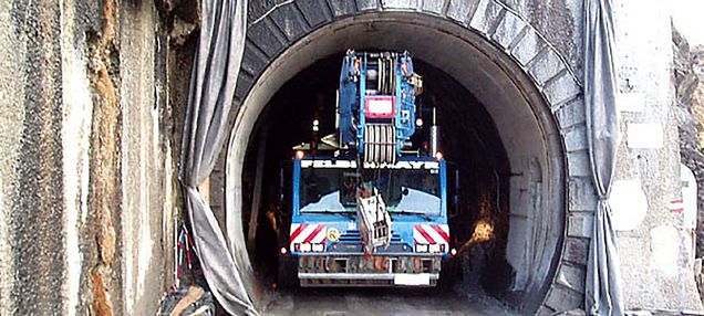 Slide Kran fährt durch engen Tunnel