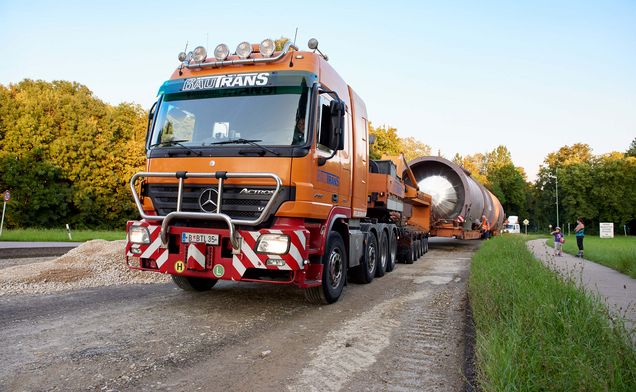 Slide Schwertransport mit Hubhebelkesselbrücke im Einsatz
