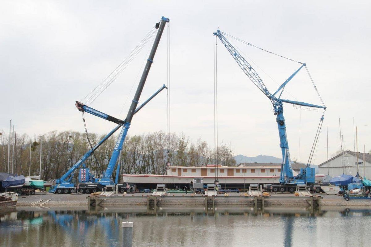 Crane operation for historic barge FELBERMAYR