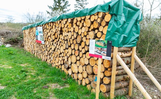 Slide Mit Planen abgedeckter Holzstapel. Er dient als Versteck, Ruhe- und Häutungsplätze für Reptilien.