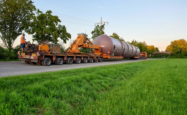 Slide Schwertransport mit Hubhebelkesselbrücke im Einsatz