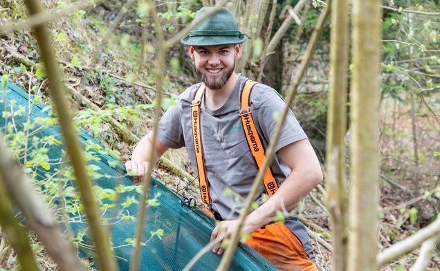 Slide Mitarbeiter von Danner Landschaftsbau beim Errichten des Amphibienschutzzauns
