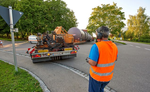 Slide Schwertransport mit Hubhebelkesselbrücke im Einsatz