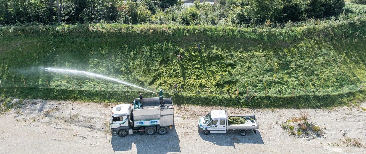 Bewässerung einer Böschung nach Rekultivierung. 2 Fahrzeuge von Danner im Einsatz