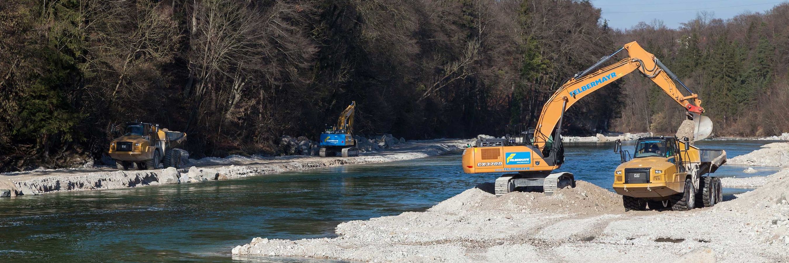 Bagger und Muldenkipper bei Vorbereitungsarbeiten für Kraftwerksbau