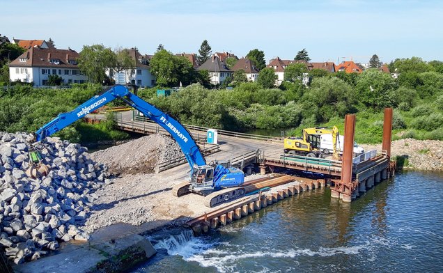 Slide Hagn Umwelttechnik, Proberammung, Wehranlage, Wieblingen, Kolksicherung, Spundwand, Hochwasserschutz