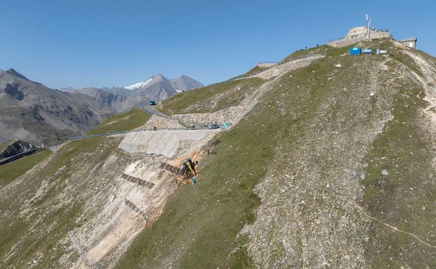 Slide Bei einem Gefälle von knapp 40 Grad leisten die Profis des Spezialtiefbaus herausragende Arbeit.