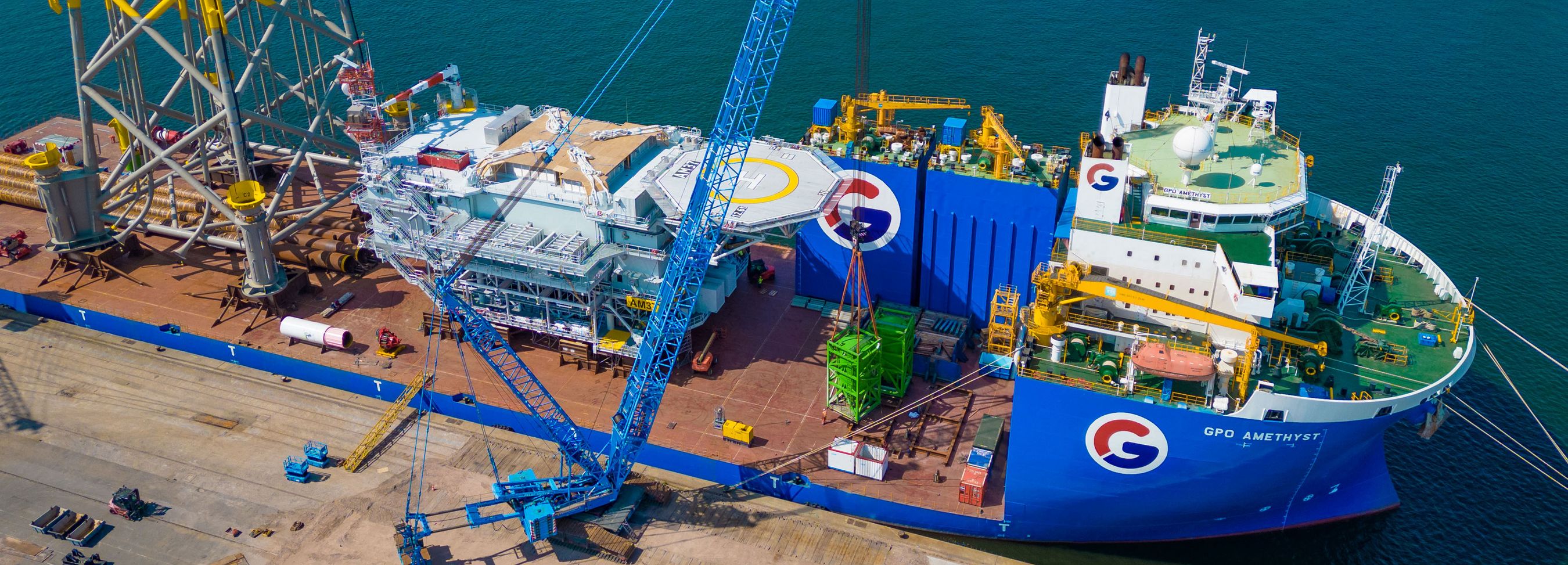 Verladung im Schwerlasthafen Hamburg