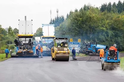 Felbermayr Strassenbau-Geräte bei Sanierungsarbeiten einer Schnellstraße