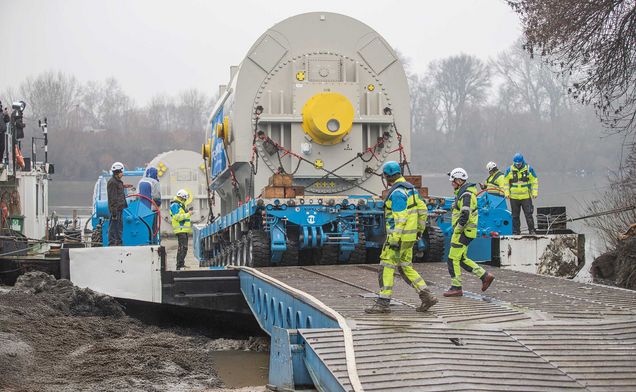 Slide Über die RoRo-Rampe rollte der SPMT mit dem Generator aus dem Schiff aus.
