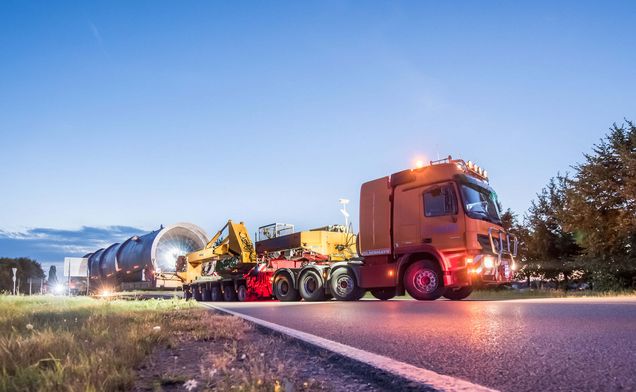 Slide Schwertransport mit Hubhebelkesselbrücke im Einsatz