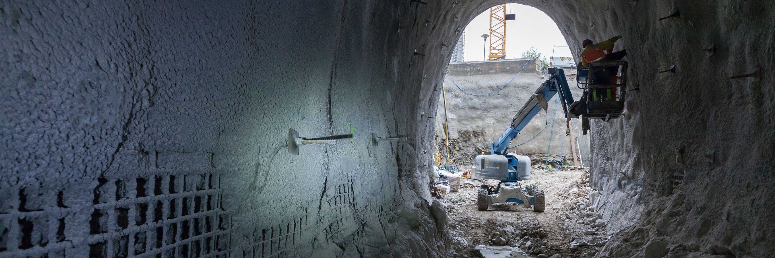 Arbeitsbühne bei Baugrubensicherungerungsarbeiten in einem Tunnel