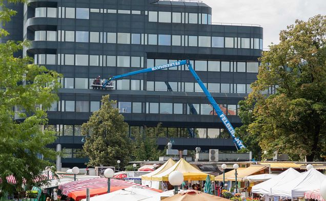 Slide Mit dem Arbeitsgerät konnten alle Fenster des Gebäudes erreicht werden